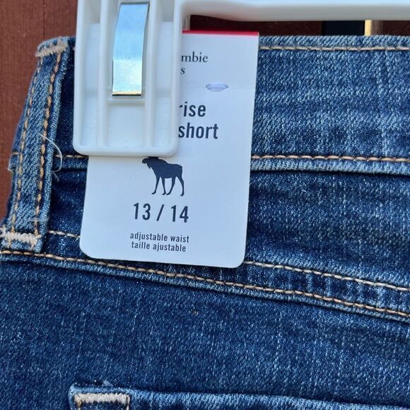 NWT Abercrombie Kids High Rise Shortie Shorts dark wash size 13/14 - Picture 2 of 4